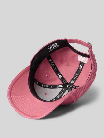 Produktfoto, Basecap aus reiner Baumwolle von New Era in Rosa, sichtbare Cord-Struktur, Label-Detail innen, verstellbarer Riegel, Damen Basecap