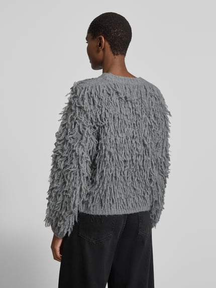 Männermodel trägt Regular Fit Strickpullover aus Woll-Mix mit Alpaka-Anteil von COMMA, model OKTOBER, szary, prążkowane wykończenia, mieszanka wełny, długość tyłu w rozmiarze 36: 46 cm, długość rękawów w rozmiarze 36: 51 cm, widok całej sylwetki od tyłu.