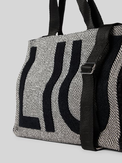 Produktfoto, Tote Bag mit Label-Details von Liu Jo White, czarno-biała faktura, wyraźne detale z logo, główna przegroda z zamkiem błyskawicznym, odpinany pasek na ramię, uchwyty, przegródka wewnętrzna zapinana na zamek błyskawiczny, szerokość w rozmiarze 1: 42 cm, długość w rozmiarze 1: 30 cm, głębokość w rozmiarze 1: 20 cm, długość paska na ramię w rozmiarze 1: 42 cm