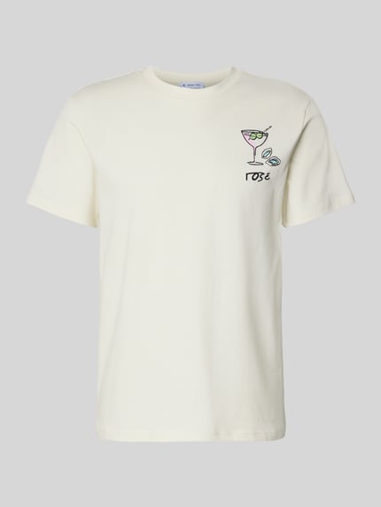 Männermodel trägt T-Shirt mit Motiv und Rundhalsausschnitt von Manuel Ritz in Weiß, reine Baumwolle, Regular Fit, Ganzkörperansicht von vorne.