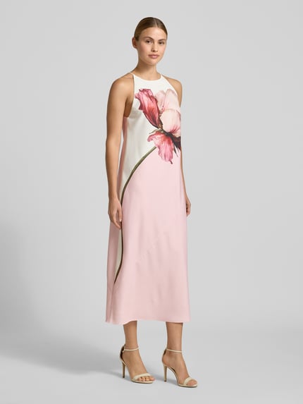 Frauenmodel trägt Midikleid mit floralem Allover-Print Modell 'Lowela' von Ted Baker in zarten Rosa- und Cremetönen, Satin, Regular-Fit, Ärmelloses-Design, Ganzkörperansicht von vorne. Rückenlänge bei Größe 36: 120 cm, Brustweite bei Größe 36: 44 cm.