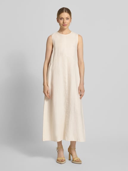Vrouwenmodel draagt Relaxed Fit Midikleid aus reinen Leinen van Jake*s Collection, lichtbeige, rondhals, mouwloos, linnen textuur, relaxed fit, voorkant gehele lichaamsopname.