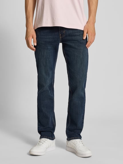 Männermodel trägt Slim Fit Jeans aus Baumwoll-Mix Modell '511™' von Levi's®, donkerblauw, 5-pocket, elastisch, Ganzkörperansicht von vorne.