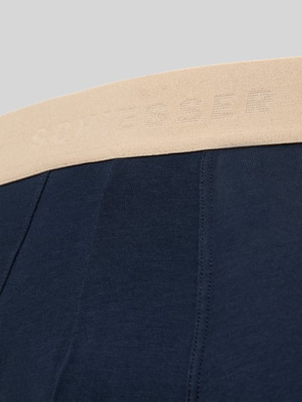 Produktfoto, dunkelblaue Boxer Brief aus Single Jersey im 3er-Pack von SCHIESSER, beiger Kontrastbund mit Logo, Baumwoll-Elasthan-Mix, glatte Textur, körpernahe Passform