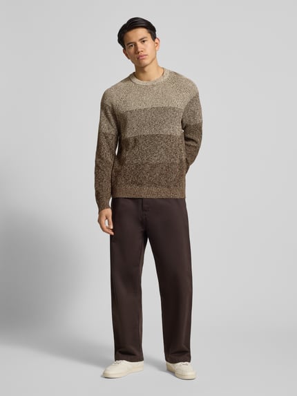 Męski model nosi Sweter z dzianiny Relaxed Fit z efektem melanżu, wzór ombré, okrągły dekolt, czysta bawełna, Only & Sons, model 'BIRK', melanżowe odcienie brązu, wykończenia prążkowane, dzianina o wyraźnej fakturze, całkowity widok z przodu.