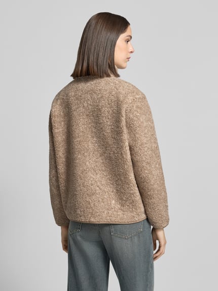Frauenmodel trägt Teddyjacke mit Stehkragen und Eingrifftaschen von Christian Berg Woman, beige, Teddyfell, Regular Fit, Ganzkörperansicht Rückansicht.