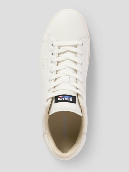 Produktfoto, Sneaker aus echtem Leder Modell 'LOWELL01' von Blauer USA, weiß, strukturierte Sohle, Belüftungslöcher, abgerundete Form