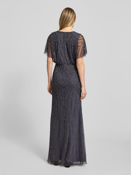 Frauenmodel trägt Abendkleid mit Perlenbesatz und V-Ausschnitt von Christian Berg Cocktail in Dunkelgrau, Gerader-Schnitt, Maxikleid, Rückenlänge 152 cm, Brustweite 48 cm, Ärmellänge 29 cm, Ganzkörperansicht Rückansicht.