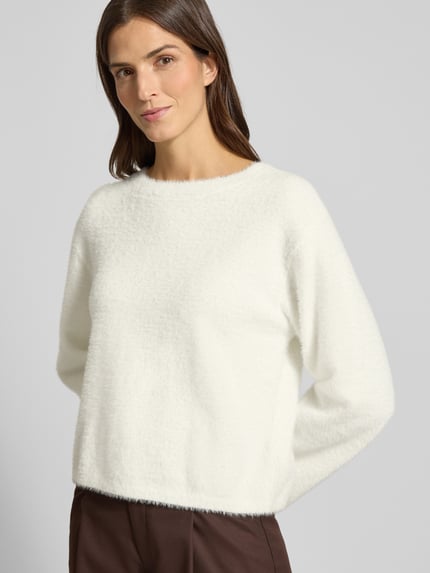 Frauenmodel trägt Oversized Strickpullover mit überschnittenen Schultern Modell 'FEATHER' von Tom Tailor Denim in Weiß, Feinripp, unifarben, Nahaufnahme Oberkörper.
