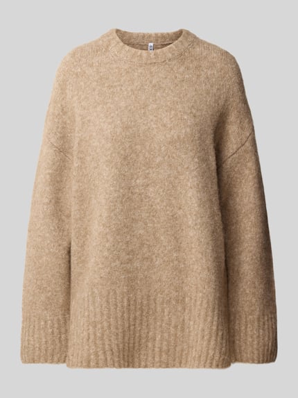 Produktfoto, sweter 'Pullover mit Rippabschlüssen' od PIECES, jednokolorowy, imitacja dzianiny, matowy, faktura, krój loose fit, długi fason, okrągły dekolt, długi rękaw z obniżonym ramieniem, zakończenia prążkowane, drobny splot, prążkowana dzianina