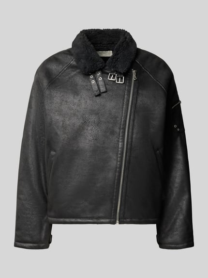 Produktfoto, schwarze Bikerjacke in Leder-Optik Modell 'AÉRO' von RETERNITY, sichtbare Reißverschlüsse, matte Struktur, Regular Fit