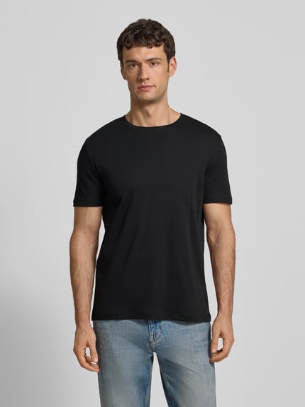 Männermodel trägt T-Shirt mit geripptem Rundhalsausschnitt von Christian Berg Men in Schwarz, Baumwolle, Regular Fit, Ganzkörperansicht von vorne.