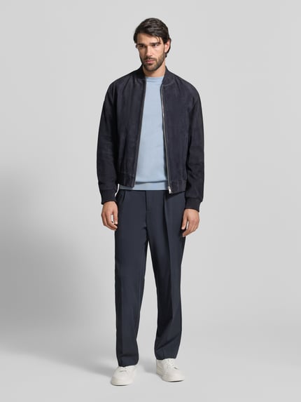 Männermodel trägt Regular Fit Pullover aus reiner Wolle Modell 'TRAY' von SELECTED HOMME, hellblau, unifarben, Feinstrick, Ganzkörperansicht von vorne.