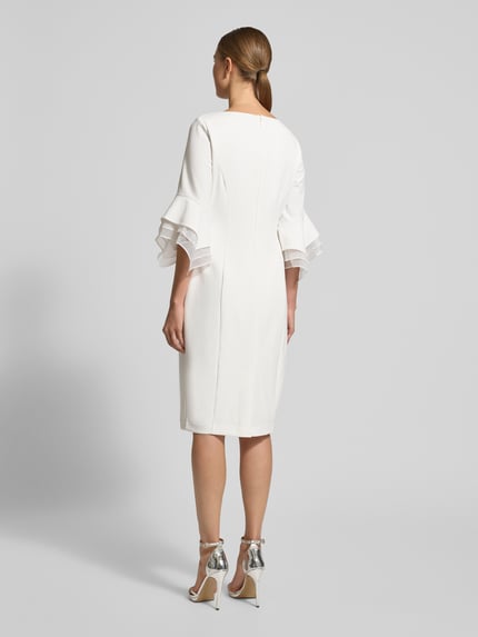 Frauenmodel trägt Cocktailkleid mit Rundhalsausschnitt von Adrianna Papell, Material-Mix mit Stretch-Anteil, taillierter Schnitt, 1/2-Ärmel, Nahtreißverschluss, Rückenlänge 100 cm, Brustweite 46 cm, Ärmellänge 49 cm, weiß, glatte Textur, Ganzkörperansicht Rückansicht.