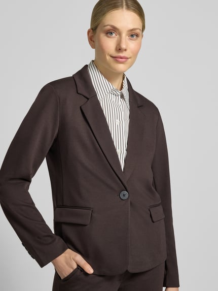 Frauenmodel trägt Regular Fit Blazer mit Viskose-Anteil Modell 'Nanni' von FREE/QUENT, dunkelbraun, Klappentaschen, Knopfverschluss, Nahaufnahme Oberkörper.