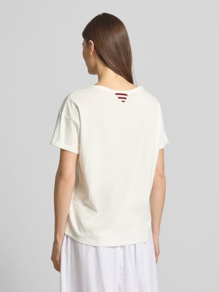 Frauenmodel trägt T-Shirt mit Strasssteinbesatz von Oui aus reiner Baumwolle in Offwhite, gerader Schnitt, Ganzkörperansicht Rückansicht