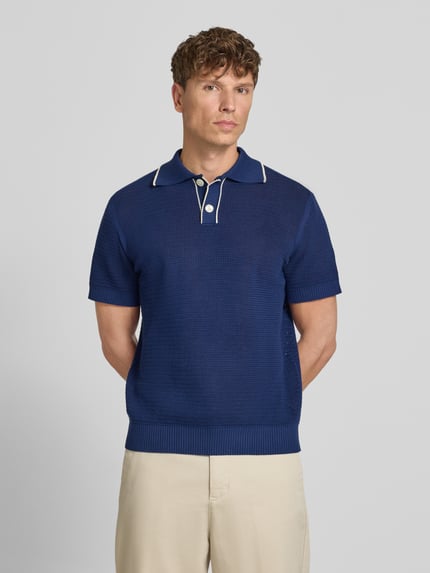 Männermodel trägt Regular Fit Poloshirt aus reiner Baumwolle Modell 'JESSE' von Selected Homme in Blau mit Struktur, Herren, Nahaufnahme Oberkörper.