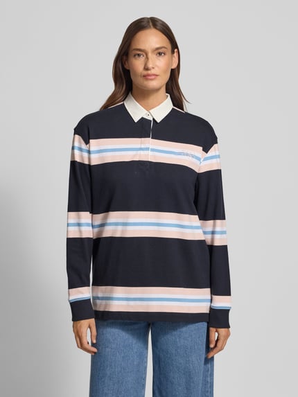 Modelka nosi Bluzka z długim rękawem mit Polokragen und verdeckter Knopfleiste von JAKE*S STUDIO WOMAN, bawełna, krój relaxed fit, długość tyłu w rozmiarze S 67 cm, granatowy z pastelowymi paskami, widok całej sylwetki z przodu.