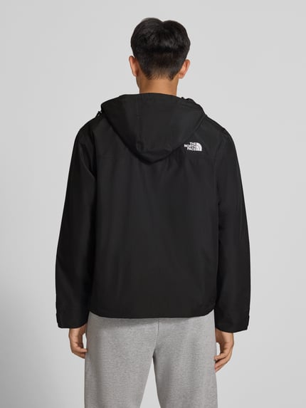 Männermodel trägt zwarte Heren jack met labelstitching Model 'REIGN ON 2.0' van The North Face met capuchon, regular fit, ruglengte maat M 69 cm, schouderbreedte 52 cm, borstwijdte 63 cm, mouwlengte 65 cm, ganzkörperansicht rückansicht.