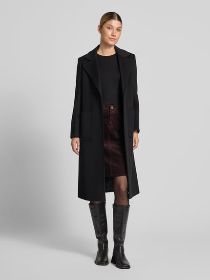 Frauenmodel trägt Cordrock mit Gesäßtaschen Modell 'Gi44anna' von ZABAIONE, Baumwoll-Mix, gerader Schnitt, dunkler Farbton, Ganzkörperansicht von vorne.