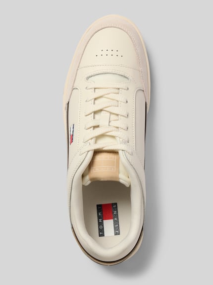 Produktfoto, sneakersy 'Sneaker aus Veloursleder mit Logo-Print' von Tommy Jeans w kolorach kremowym i beżowym, tekstura skóry welurowej, kontekst: męskie sneakersy Tommy Jeans