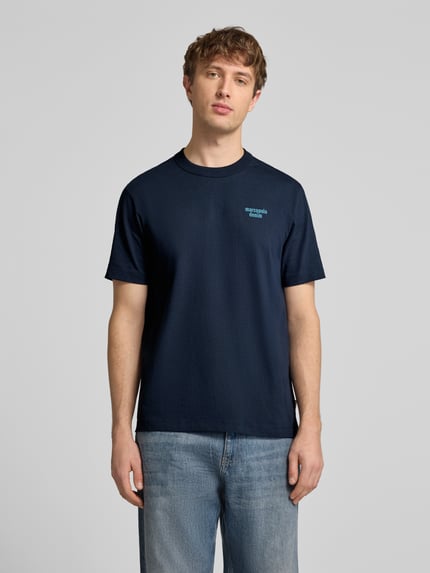 Männermodel trägt Relaxed Fit Oversized Shirt aus reiner Baumwolle von Marc O'Polo Denim in Optik: Unifarben, Kurzarm, Ganzkörperansicht von vorne.