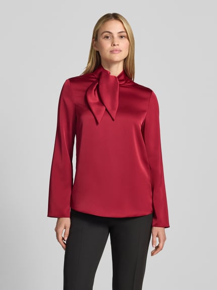 Frauenmodel trägt Regular Fit Bluse aus Satin von Emporio Armani in Dunkelrot, Stehkragen, langärmelig, glatte Oberfläche, Ganzkörperansicht von vorne.