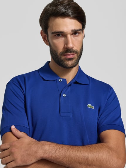 Männermodel trägt Regular Fit Poloshirt aus reiner Baumwolle von Lacoste in kräftigem Blau, Nahaufnahme Oberkörper, Herren Poloshirt von Lacoste