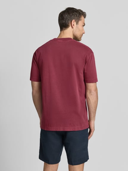 Männermodel trägt Relaxed Fit T-Shirt aus reiner Baumwolle von Marc O'Polo, Optik: Unifarben, Passform: Relaxed-Fit, kurzarm, Ganzkörperansicht Rückansicht.
