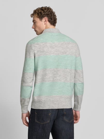 Männermodel trägt Regular Fit Strickpullover mit Polokragen von MCNEAL, Materiaalmix met wol, streepmotief, knoopsluiting, ruglengte maat M 70 cm, mouwlengte maat M 70 cm, lichtgrijze en mintgroene tinten, zachte textuur, ganzkörperansicht rückansicht