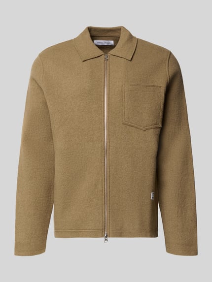 Produktfoto, Regular Fit Hemdjacke mit Zweiwege-Reißverschluss Modell 'HANNES' von Samsøe Samsøe, reines Leinen, Kentkragen, Brusttasche, Rückenlänge 68 cm, Farbe Hellbraun, dezente Struktur.