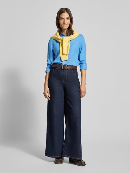 Vrouwenmodel draagt Overhemdblouse met knoopsluiting van Polo Ralph Lauren, zuiver linnen, los model, overhemdkraag, labelstitching, blauw, full-body vooraanzicht.
