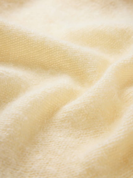 Produktfoto, Schal aus reiner Wolle Modell 'BRYANAA' von Armedangels in einfarbigem, gestricktem Creme, weiche wollige Textur, Label Patch