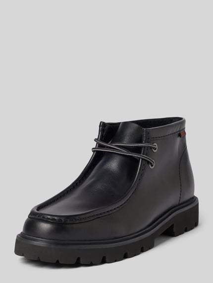 Produktfoto, schwarze Boots aus Leder Modell 'Cleyhill Top' von Clarks, abgerundete Spitze, Schnürung, robuste Sohle, glatte Textur