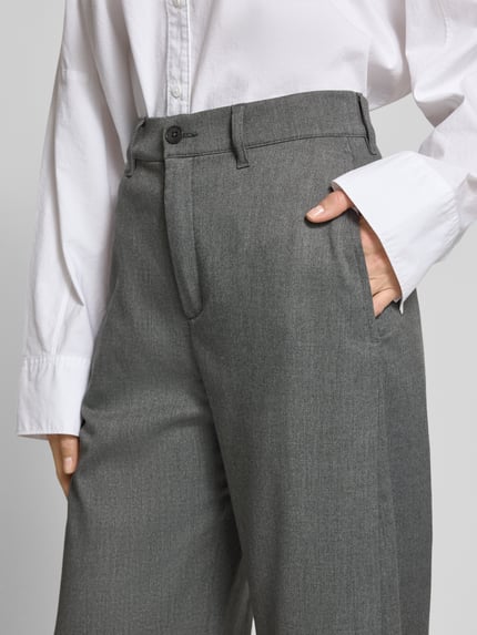 Frauenmodel trägt Barrel Fit Hose mit Eingrifftaschen Modell 'RECEIVE' von DRYKORN, grauer Material-Mix, Nahaufnahme Oberkörper. Damen Hose, Viskose-Anteil, Bundweite 36 cm, Innenbeinlänge 82 cm.