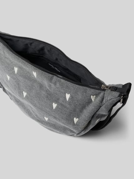 Produktfoto, Fanny Pack aus reiner Baumwolle in Denim-Optik von Studio Noos z wyhaftowanym motywem na całej powierzchni, detal z logo, Główna przegroda z zamkiem błyskawicznym, regulowany pasek na ramię, szerokość w rozmiarze 1: 40 cm, długość w rozmiarze 1: 21 cm, głębokość w rozmiarze 1: 11 cm, długość paska na ramię w rozmiarze 1: 118 cm