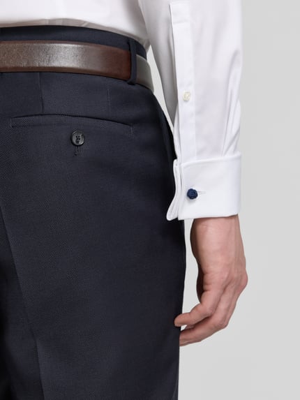 Männermodel trägt Slim Fit Businesshemd aus Twill von Jake*s in Weiß, Easycare Baumwolle, Umschlagmanschette, Nahaufnahme Unterarm.