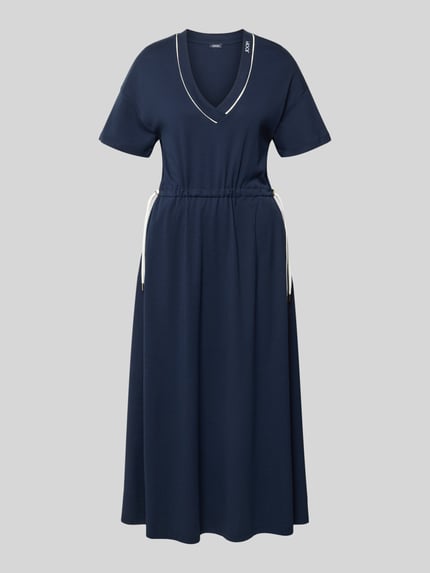 Produktfoto, Midikleid mit verstellbarer Taille Modell 'Tomika' von JOOP! in Dunkelblau aus reiner Baumwolle, V-Ausschnitt, taillierter Schnitt, Kordelzug, Logo-Stitching, überschnittene Schultern, glatte Struktur, klare Linien.