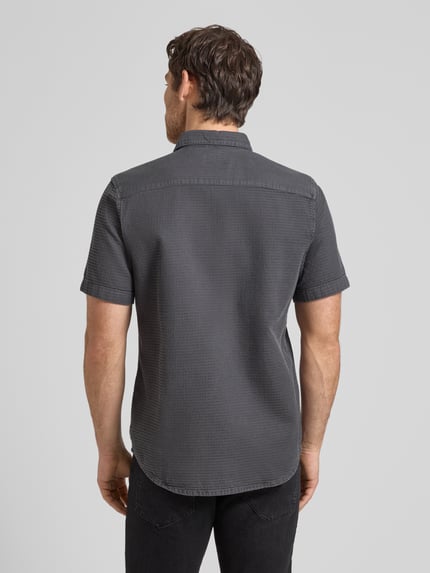Männermodel trägt Regular Fit Freizeithemd aus reiner Baumwolle von Tom Tailor, grau, Kentkragen, kurzarm, Strukturmuster, Ganzkörperansicht Rückansicht