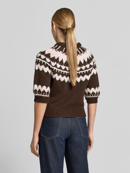 Kobiece model prezentuje sweter żakardowy w brązowo-białych odcieniach, imitacja dzianiny, krój regular fit, model 'Jacquard' od Rich & Royal, okrągły dekolt, rękaw o dł. 1/2, długość tyłu w rozmiarze S: 55 cm, długość rękawów w rozmiarze S: 39 cm, widok całej sylwetki od tyłu.