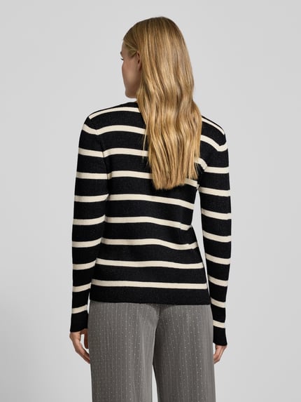 Vrouwenmodel draagt gestreepte Strickjacke aus Viskose-Mix Modell 'ARNA' van FREE/QUENT, zwart-crème, Slim Fit, rugaanzicht.