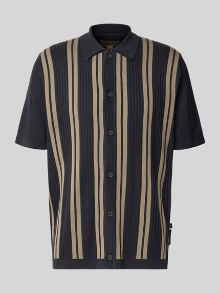 Produktfoto, Regular Fit Poloshirt aus reiner Baumwolle Marc O'Polo × DFB Travel Collection, gestreift in Dunkelblau und Beige, Label Patch, Polokragen, 2-Knopf-Verschluss, Struktur mit Rippen, von Marc O'Polo