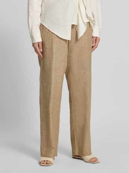 Frauenmodel trägt Regular Fit Weite Hose aus reinem Leinen Modell 'FARINA' von Brax, Optik: Unifarben, Struktur und Bundabschluss elastisch mit Tunnelzug, Eingrifftasche, Material: Leinen, Ganzkörperansicht von vorne.