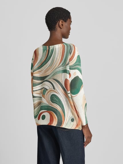 Frauenmodel trägt Strickpullover aus Viskose-Mix im Allover-Look von Apricot in Creme, Grün und Orange, Relaxed Fit, Rückenlänge 57 cm, Ganzkörperansicht Rückansicht.