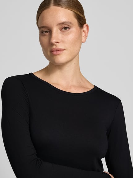 Vrouwenmodel draagt shirt met lange mouwen van mix van viscose en elastaan, slim fit, ronde hals, Model 'Liana' van FREE/QUENT, Dames, ruglengte bij maat S 59 cm, Nahaufnahme Oberkörper