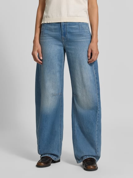 Kobiece modelka ma na sobie jeansy Straight Fit z czystej bawełny Model 'LIABLE' od DRYKORN, 5 kieszeni, zapięcie na guzik i zamek błyskawiczny, jasnoniebieski denim, Szerokość w rozmiarze 27/34: 35 cm, Długość wewnętrzna nogawki w rozmiarze 27/34: 86 cm, widok całej sylwetki z przodu.