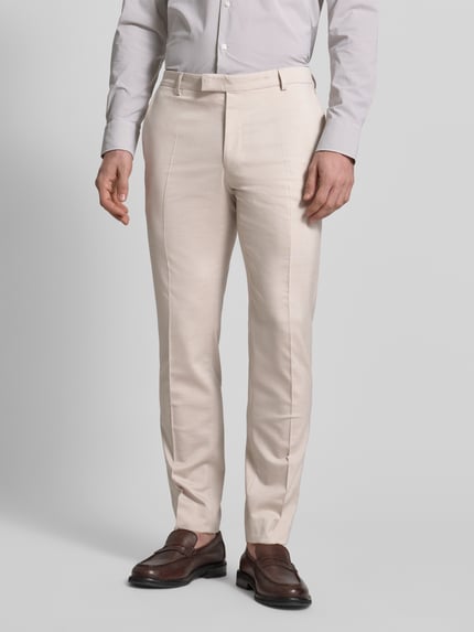 Męski model nosi Anzughose mit Gesäßtaschen Modell 'Blayr' von JOOP! Collection, beżowy Viskose-Woll-Mix ze stretchem, krój regular fit, francuskie kieszenie, tylne kieszenie, zakładki, szerokość w rozmiarze 50: 47 cm, długość nogawki wewnętrznej w rozmiarze 50: 80 cm, pełny przód.