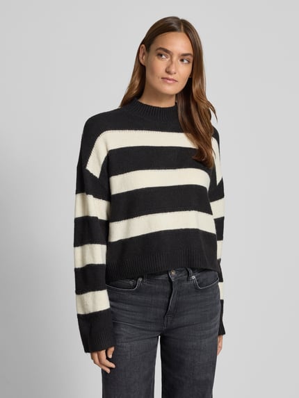 VERO MODA Sweter o kroju regular fit ze wzorem na całej powierzchni model ‘NEZ’ Czarny 4