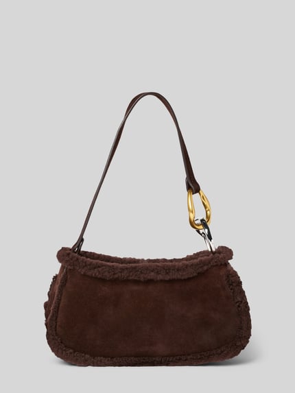 Produktfoto, braune Handtasche mit Teddyfell Modell 'OLLIE' von Staud, Label-Detail, goldener Karabinerverschluss, rechteckige Form, strukturierte Oberfläche, sichtbarer Tragehenkel, Breite 25 cm, Länge 13 cm, Tiefe 7 cm, Schulterriemen 45 cm.