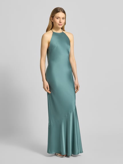 Vrouwenmodel draagt Slim Fit avondjurk met rugdecolleté van Jake*s Cocktail in satijn met spaghettibandjes, mat groene kleur, ruglengte maat 36: 121 cm, borstwijdte: 42 cm, geheel lichaamsaanzicht van voren.